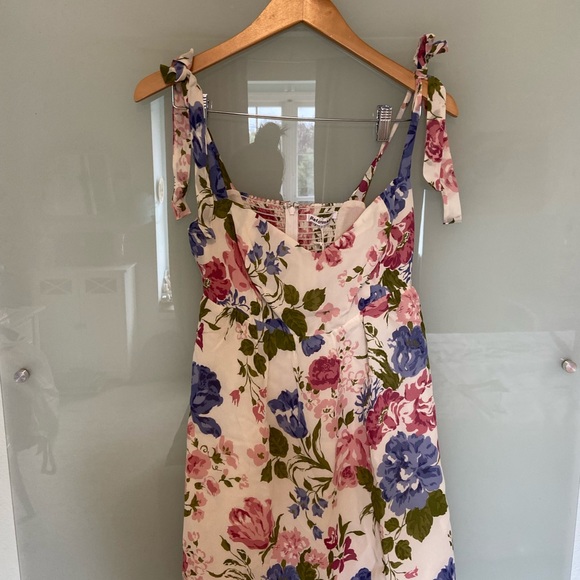 Reformation Whitley Dress
Color: Donna - Picture 3 of 6